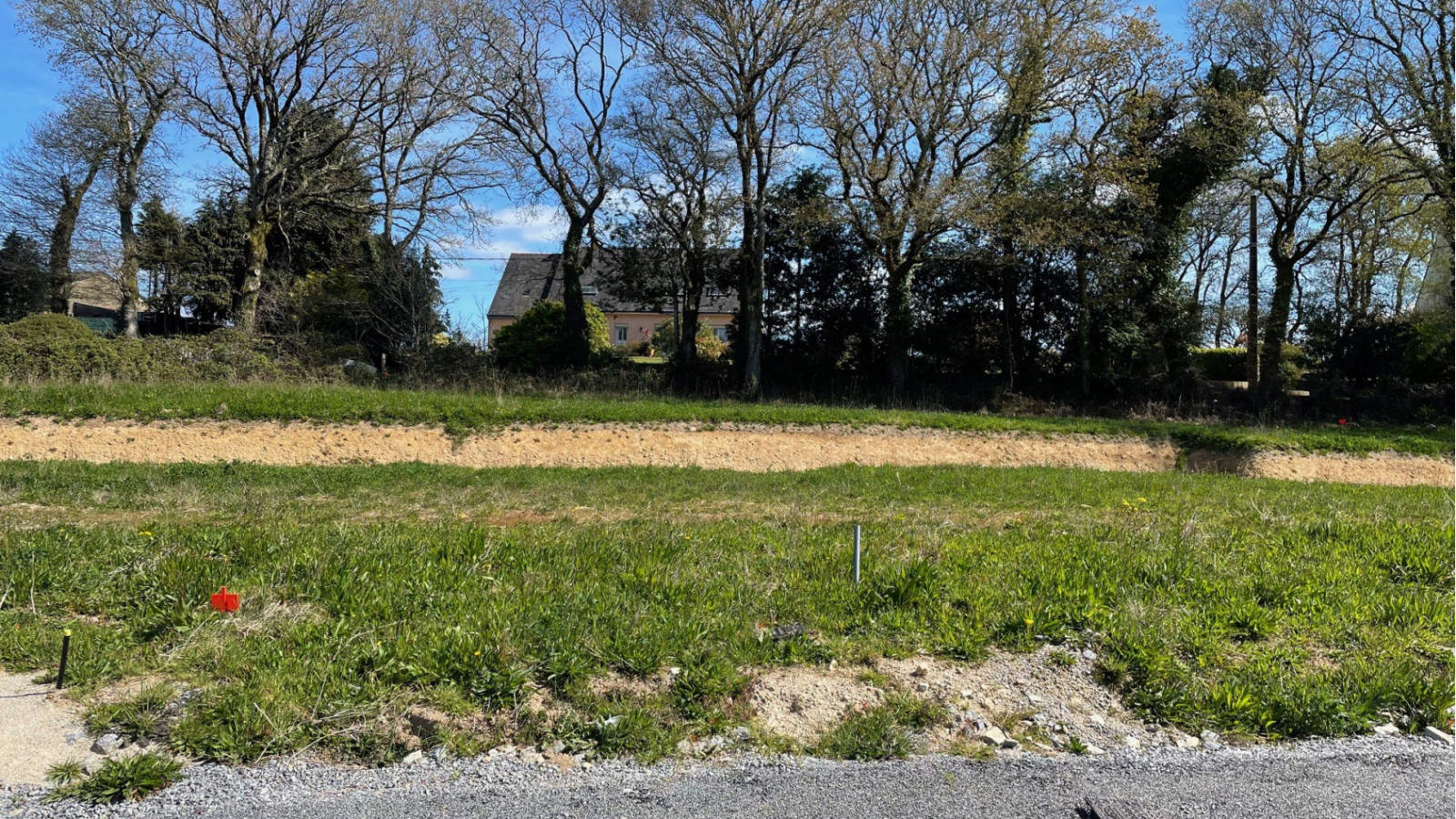 Terrain constructible de 307m2 à Brandérion/ image 1