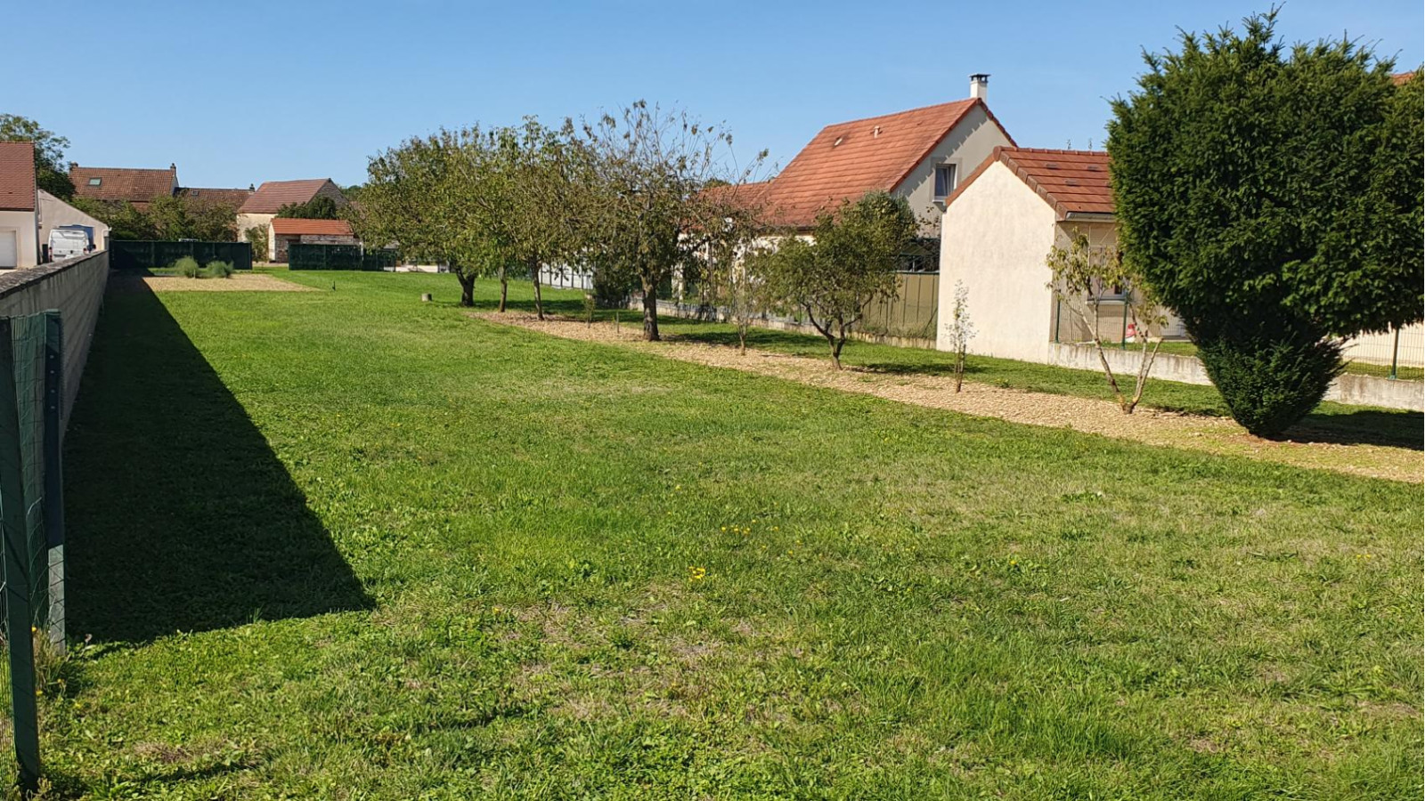 Terrain constructible de 1572m2 à Quincey/ image 1