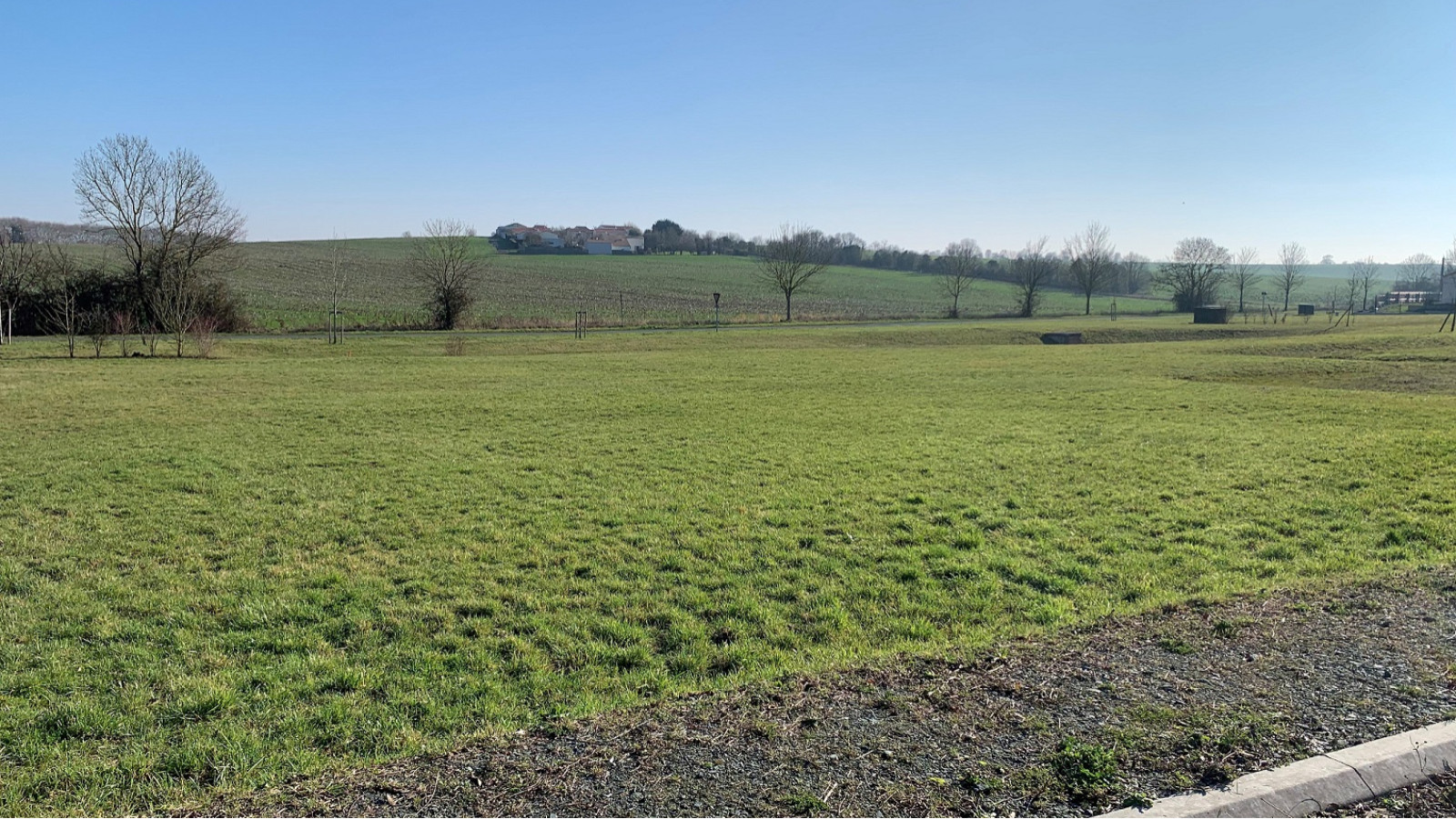 Terrain constructible de 536m2 à Le Pout/ image 1