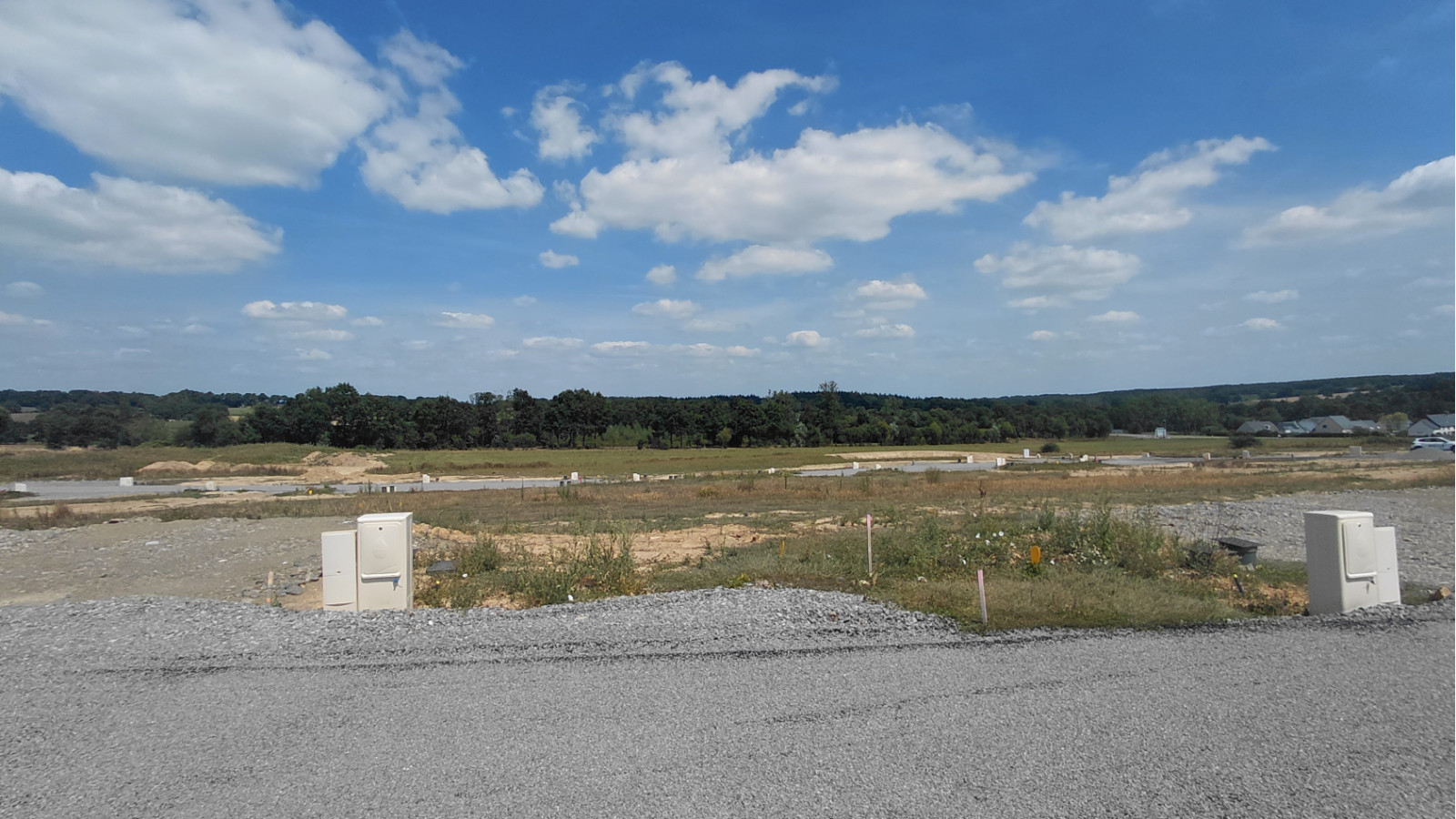 Terrain constructible de 326m2 à Javené/ image 1