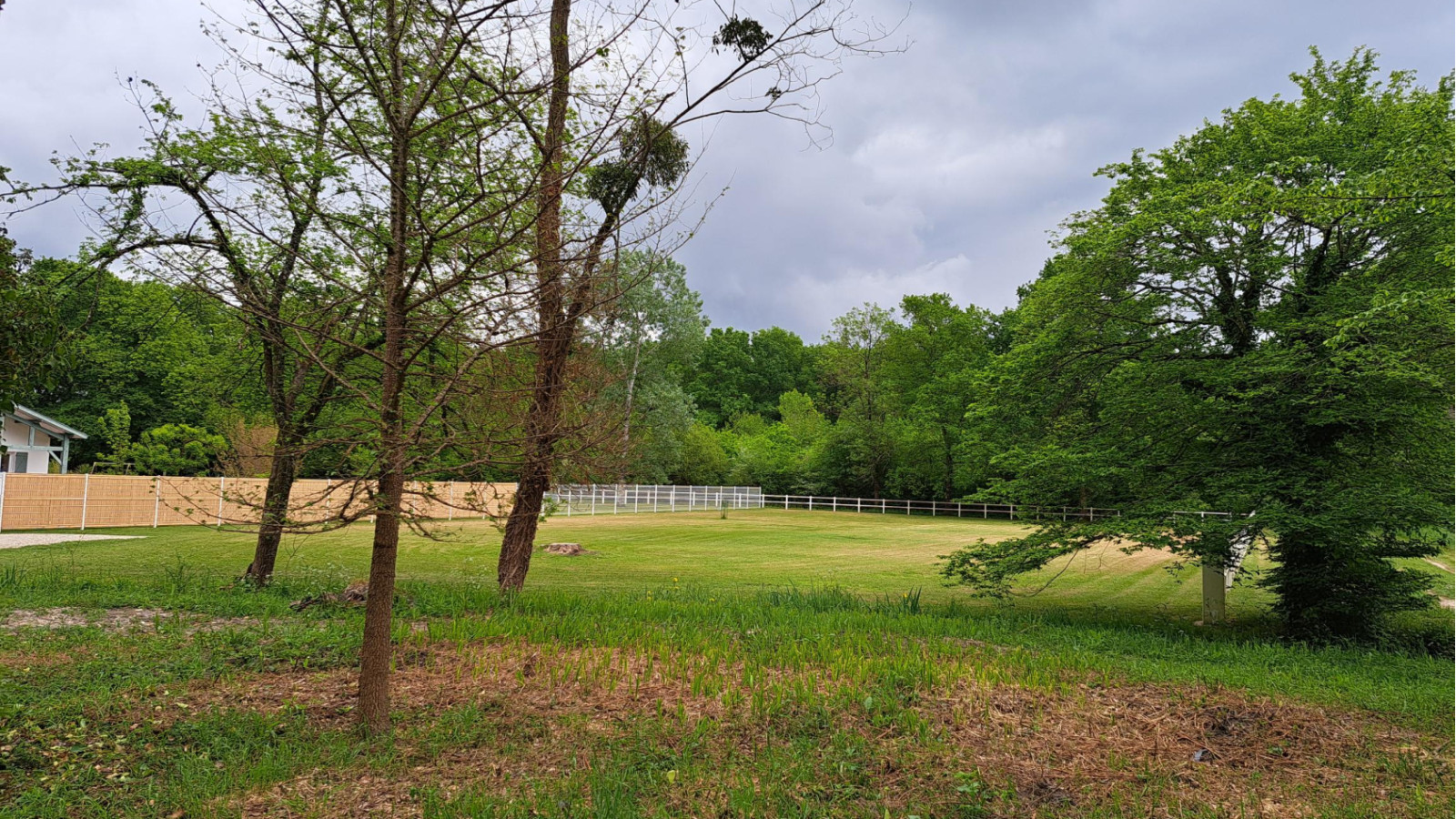 Terrain constructible de 879m2 à Salles/ image 1