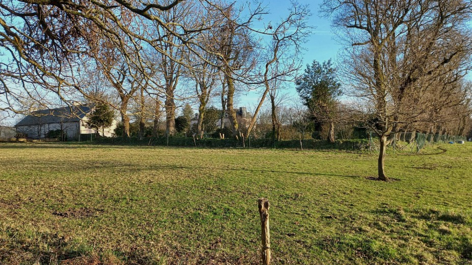Terrain constructible de 321m2 à Plouay/ image 1