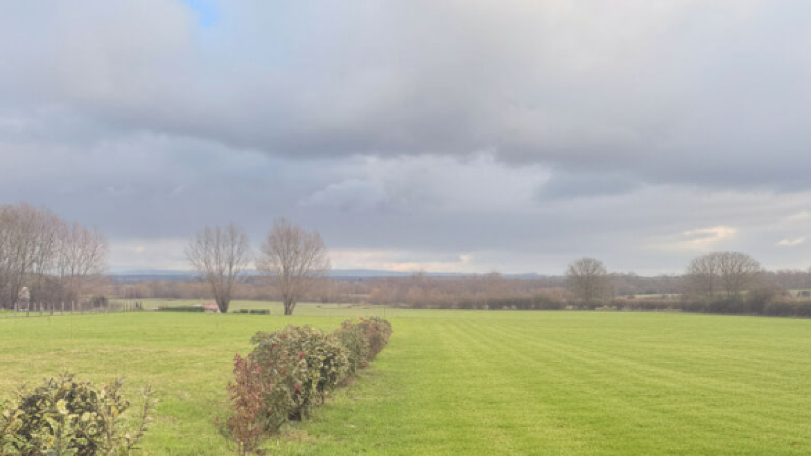 Terrain constructible de 751m2 à Athée/ image 1