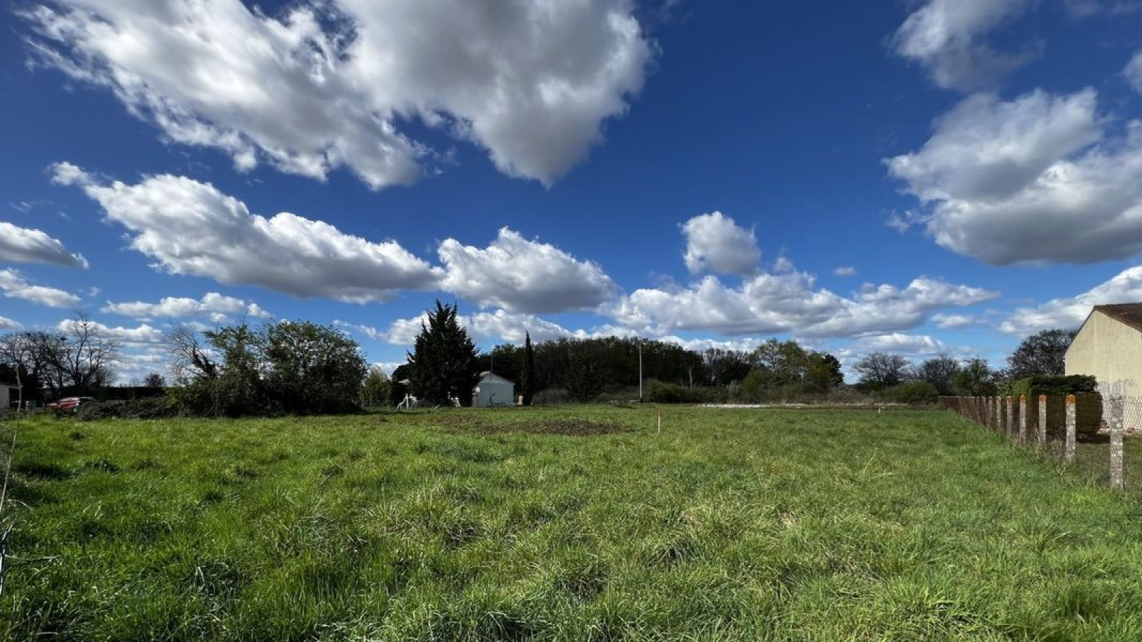 Terrain constructible de 560m2 à Civrac-en-Médoc/ image 1
