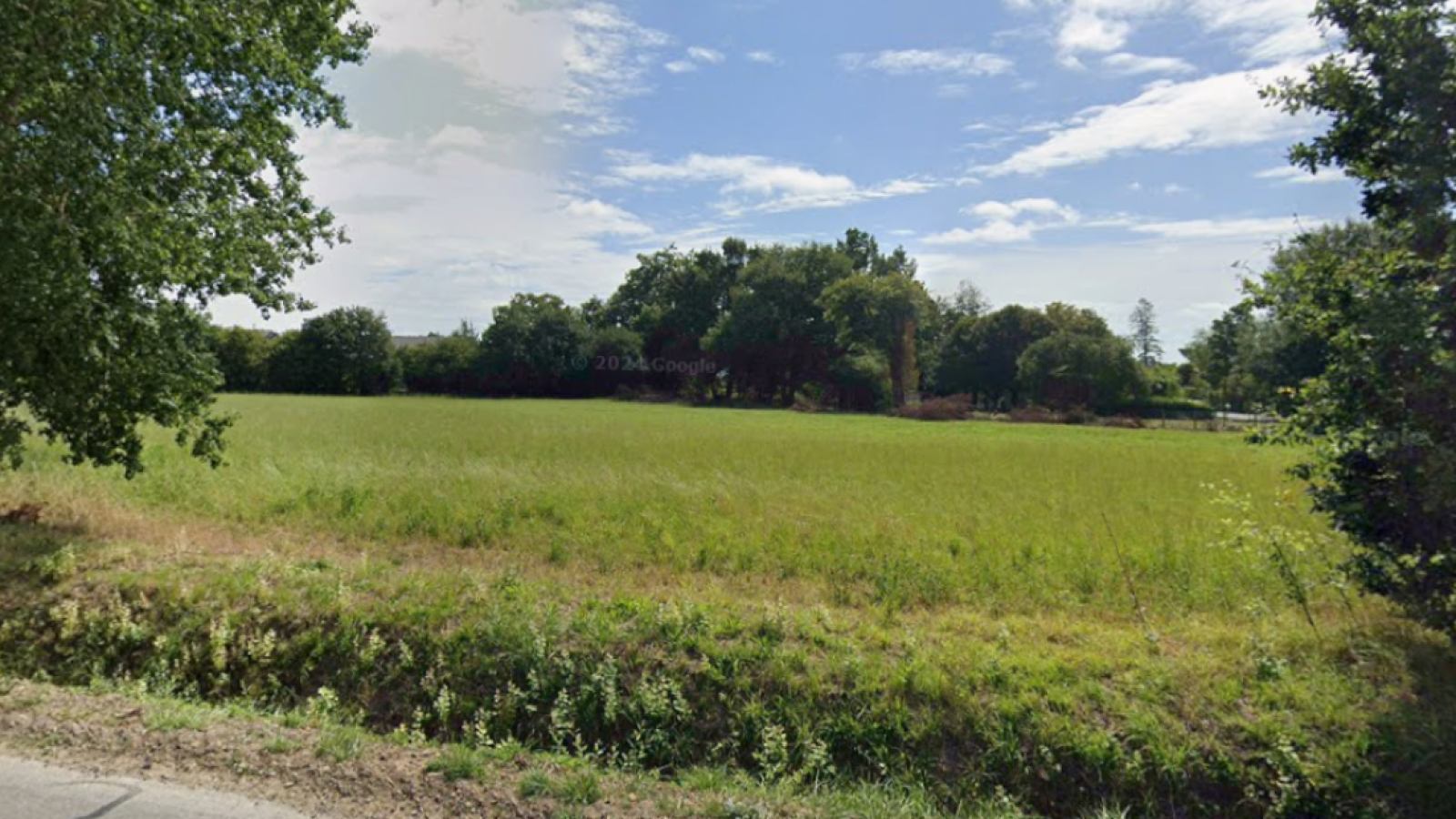 Terrain constructible de 319m2 à Torcé/ image 1