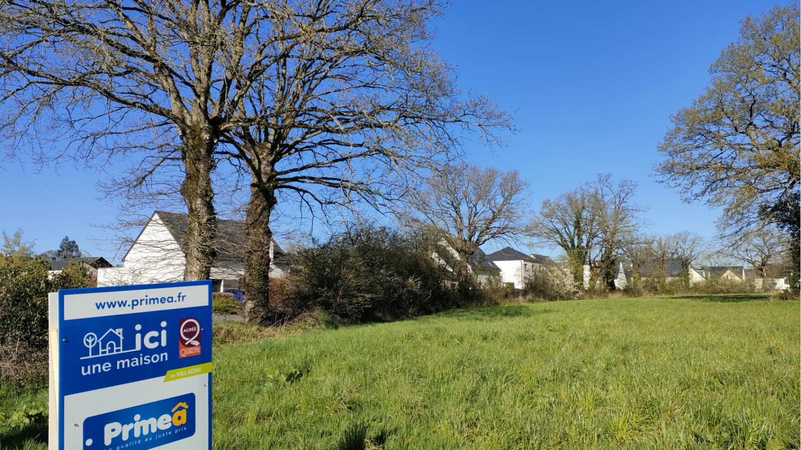 Terrain constructible de 419m2 à Poligné/ image 1