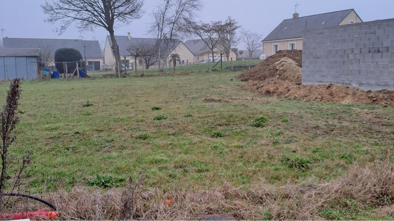 Terrain constructible de 386m2 à Morannes sur Sarthe-Daumeray/ image 1