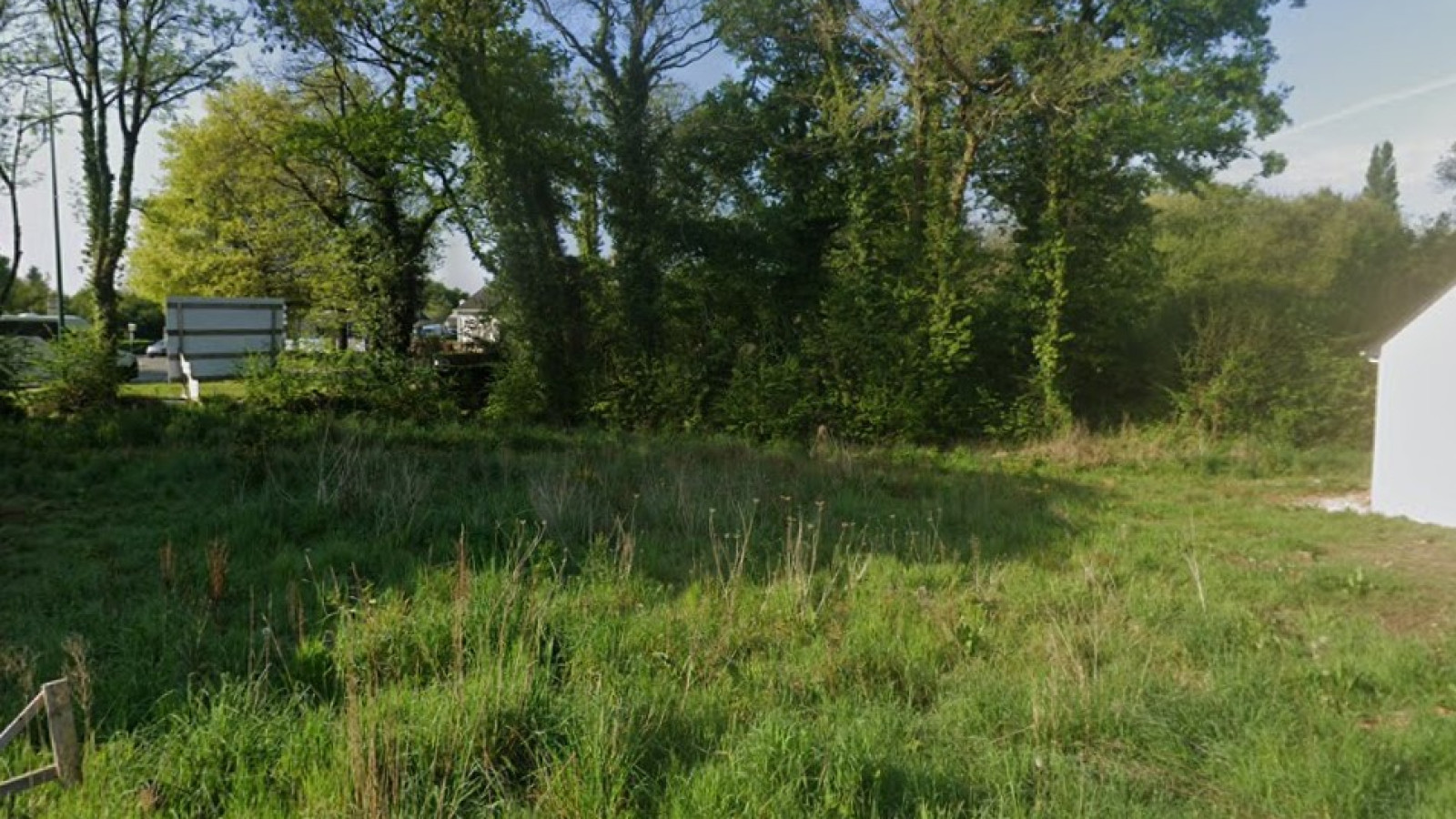 Terrain constructible de 402m2 à Berric/ image 1