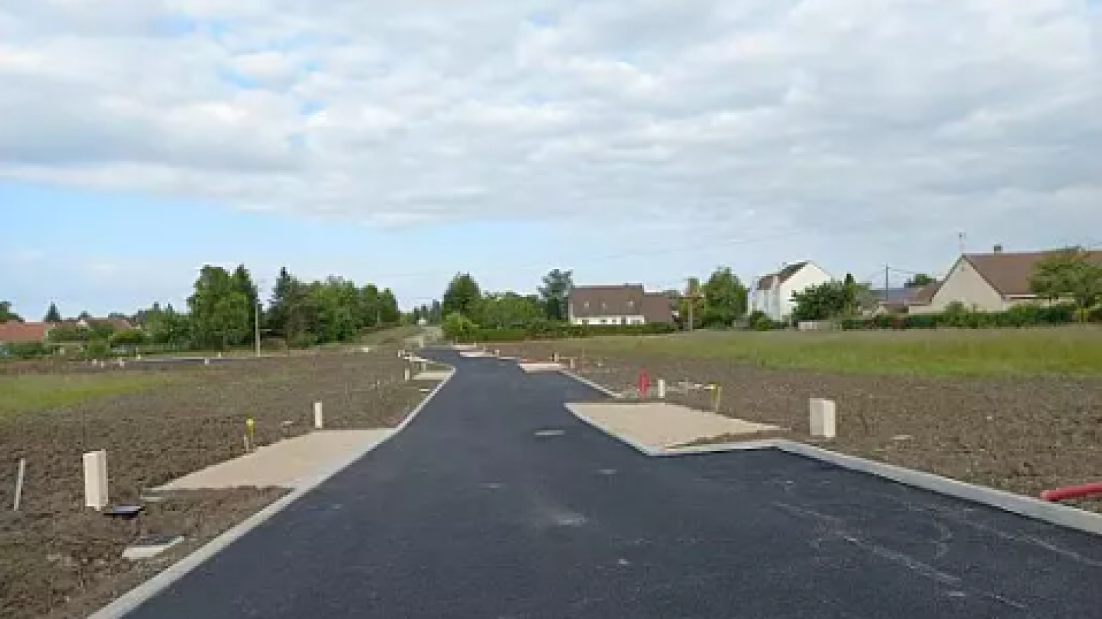 Terrain constructible de 657m2 à Saint-Lyé-la-Forêt/ image 1