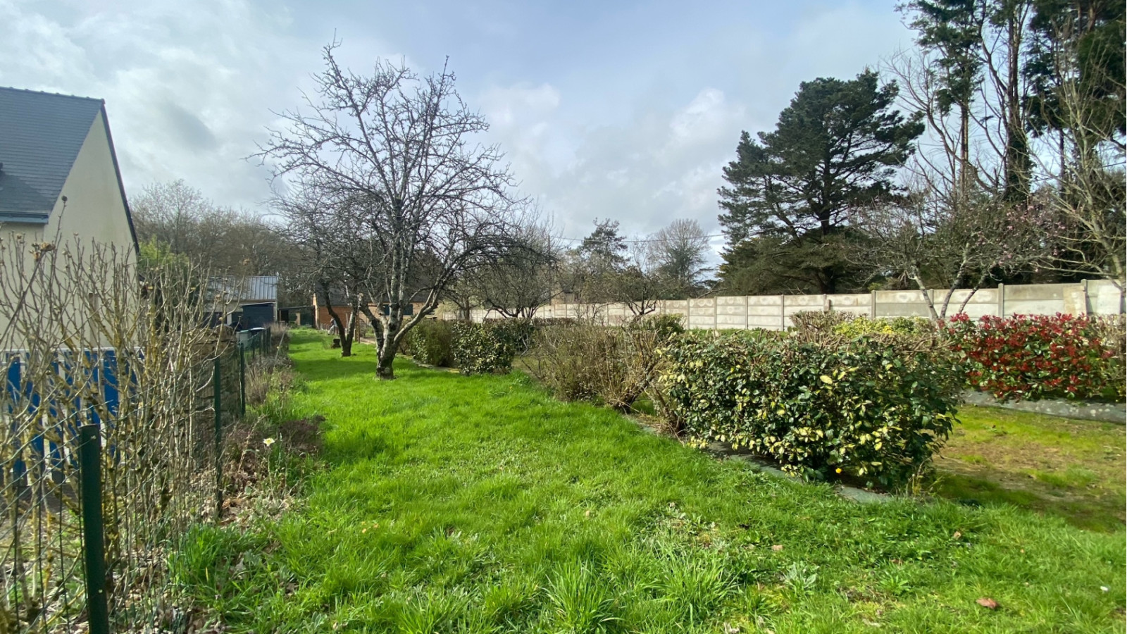 Terrain constructible de 410m2 à Besné/ image 1