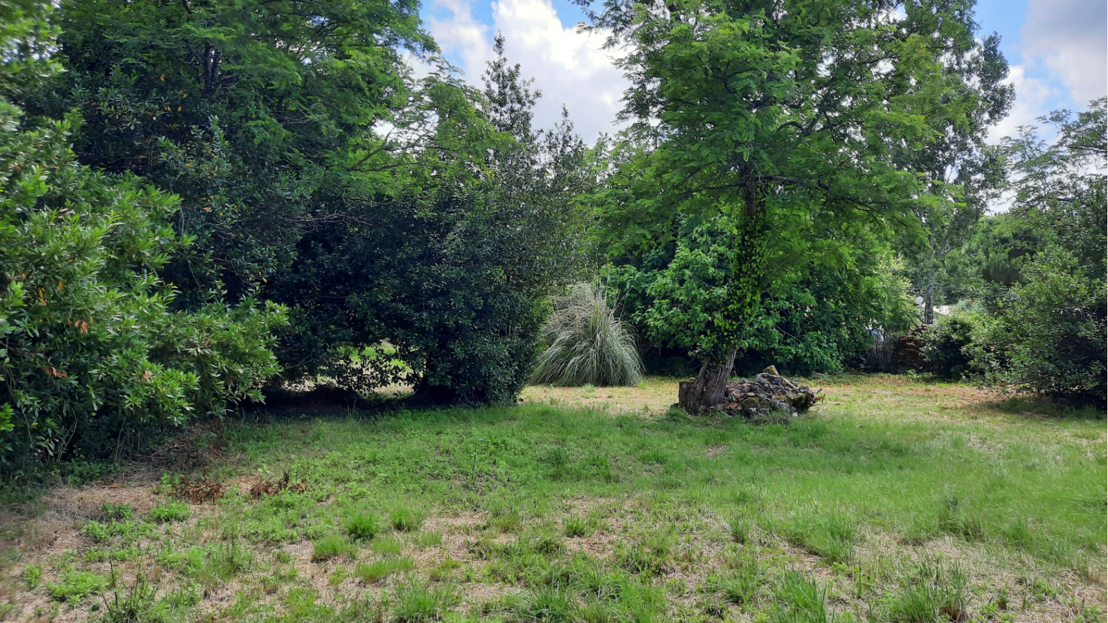 Terrain constructible de 925m2 à Le Tuzan/ image 1
