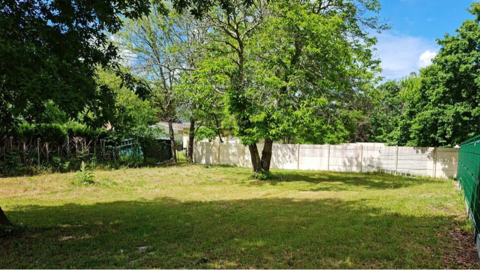 Terrain constructible de 390m2 à Béguey/ image 1