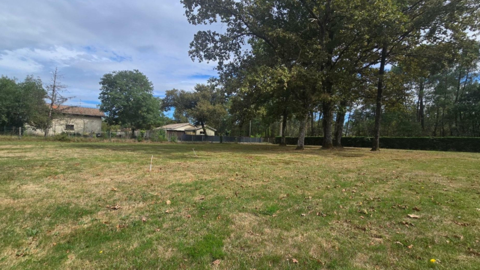 Terrain constructible de 1878m2 à Lanton/ image 1