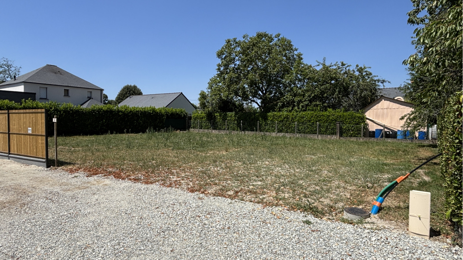 Terrain constructible de 508m2 à Locqueltas/ image 1