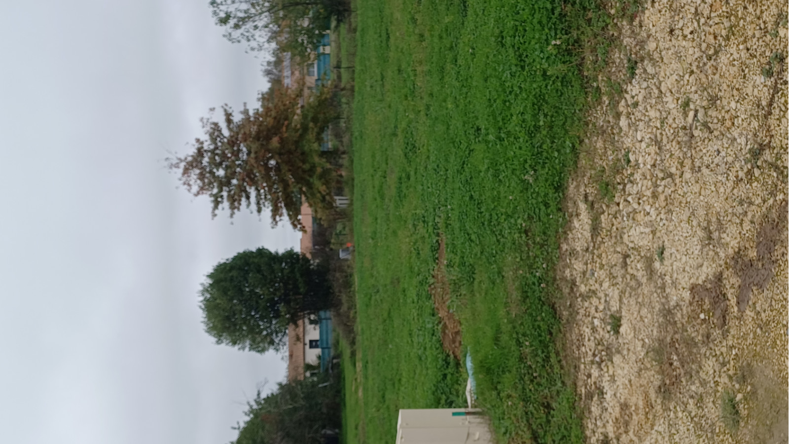 Terrain constructible de 696m2 à Espiet/ image 1