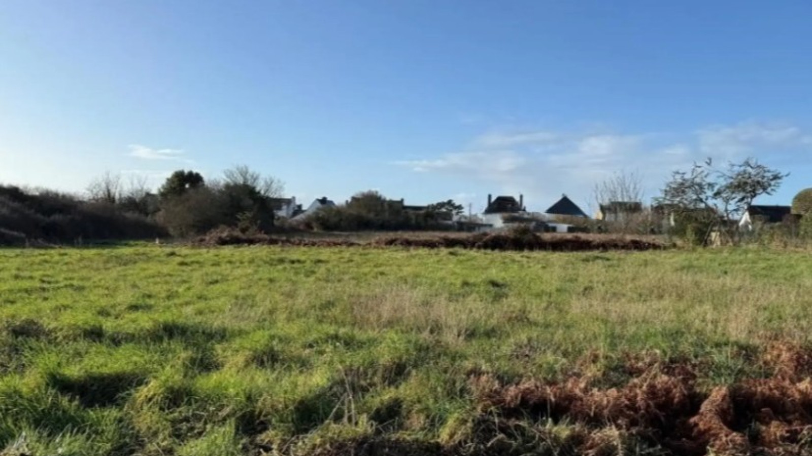 Terrain constructible de 405m2 à Rédené/ image 1
