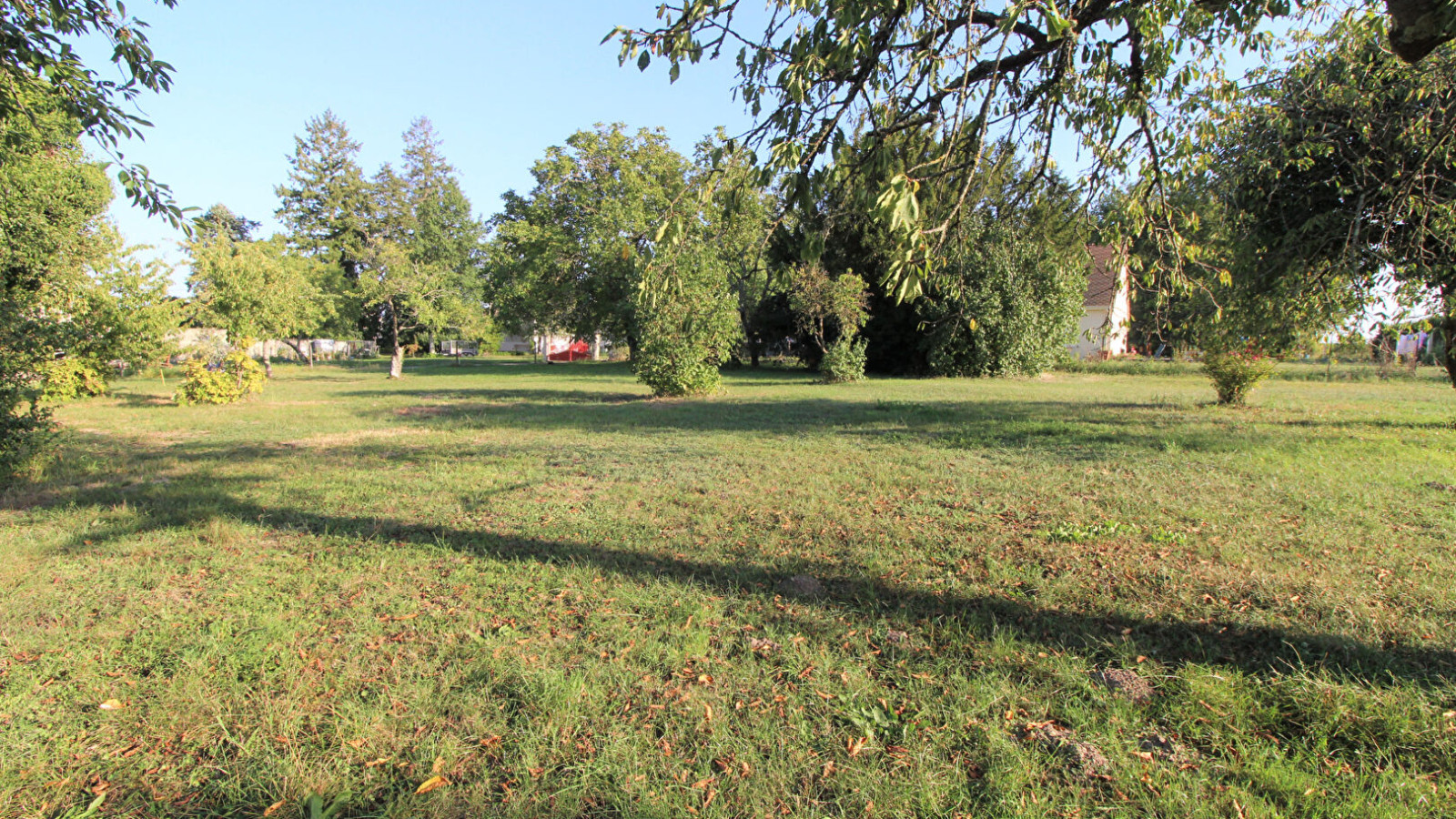 Terrain constructible de 673m2 à Vendôme/ image 1