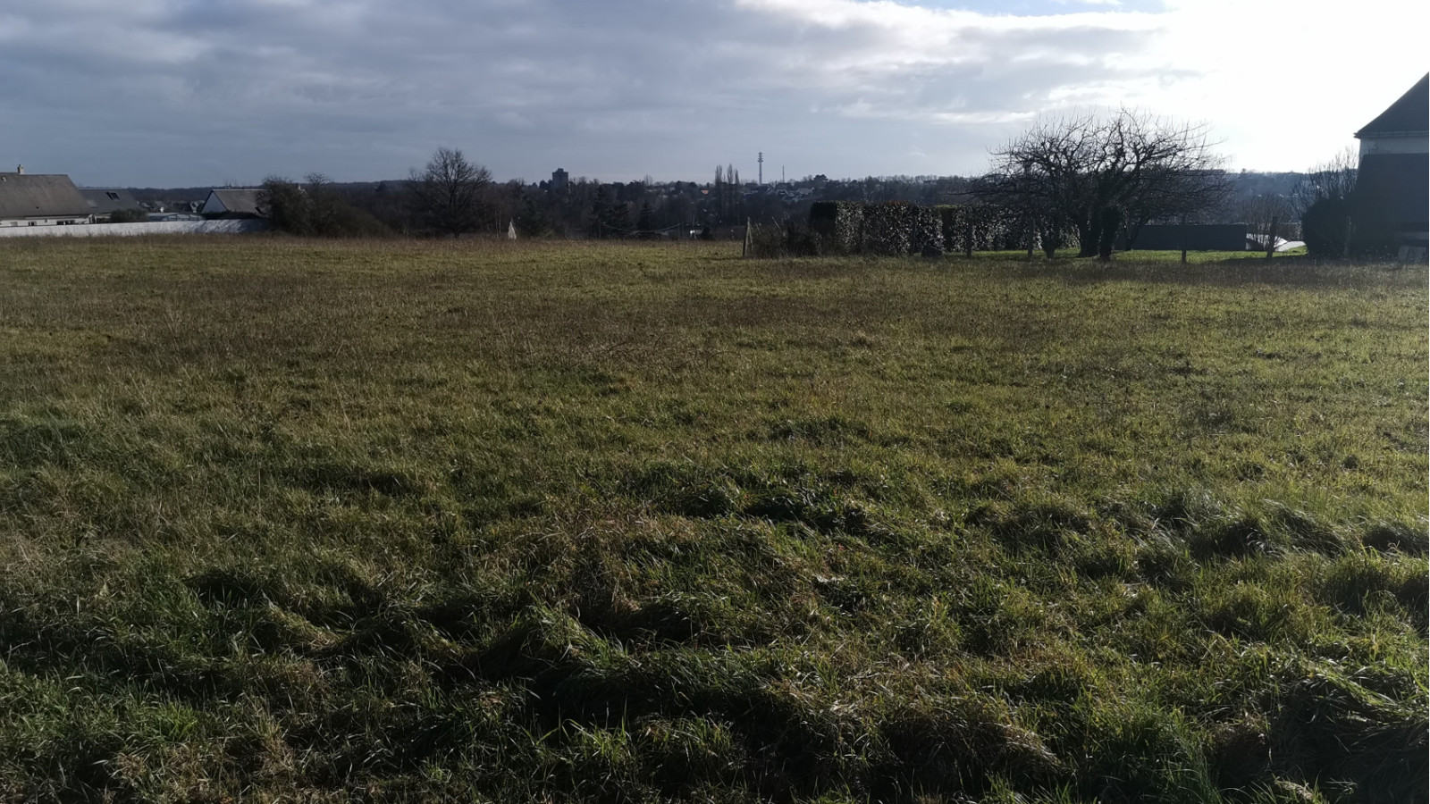 Terrain constructible de 369m2 à Monnaie/ image 1