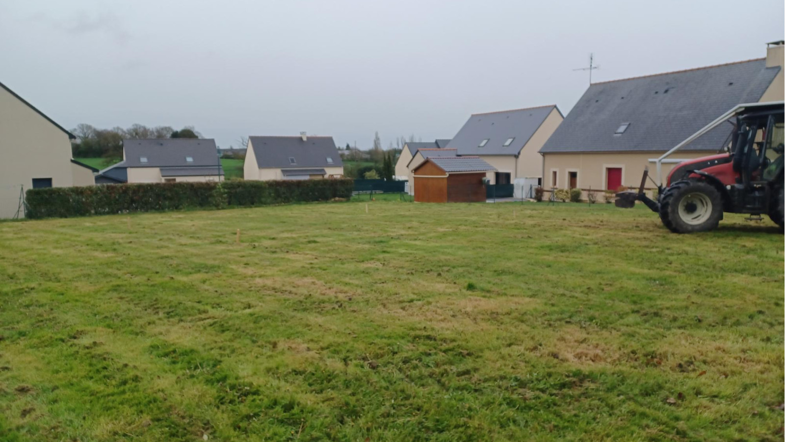 Terrain constructible de 292m2 à Torcé/ image 1