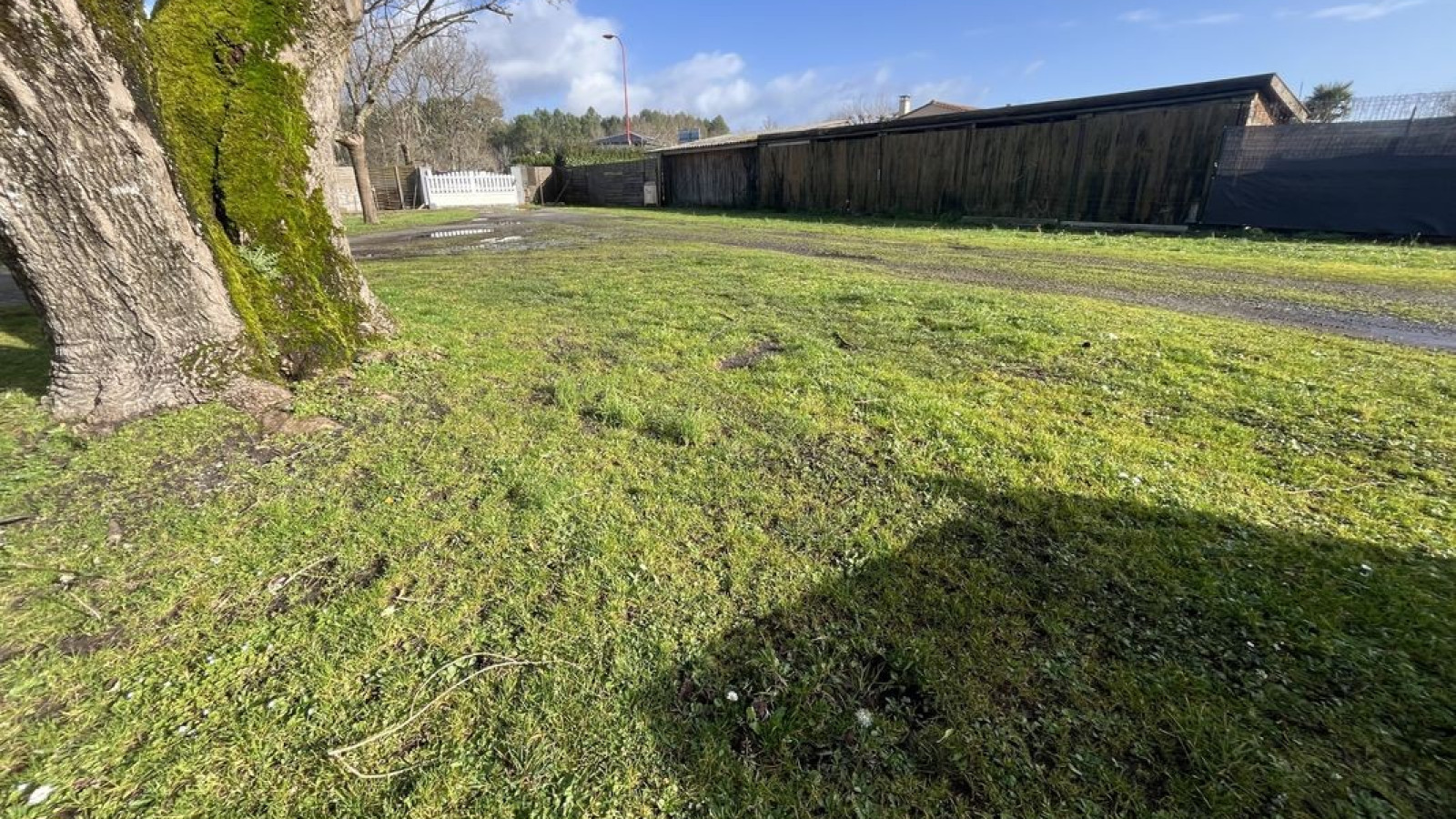 Terrain constructible de 544m2 à Arcins/ image 1