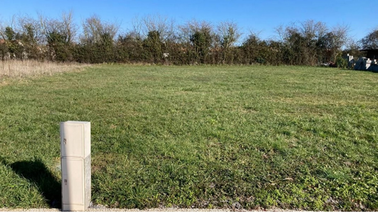 Terrain constructible de 486m2 à Savigny-Lévescault/ image 1