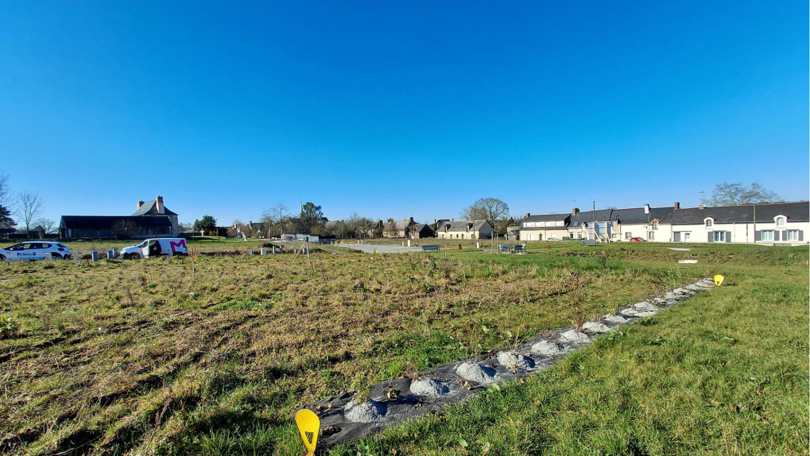 Terrain constructible de 326m2 à Javené/ image 1