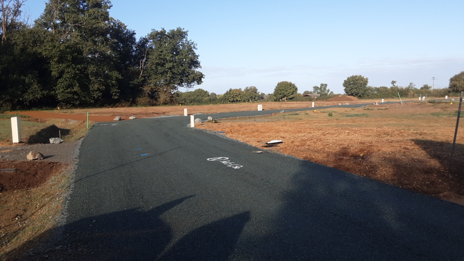 Terrain constructible de 560m2 à Feneu/ image 1