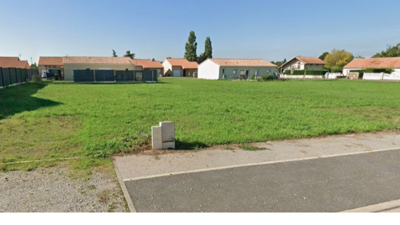 Terrain constructible de 379m2 à Naintré/ image 1