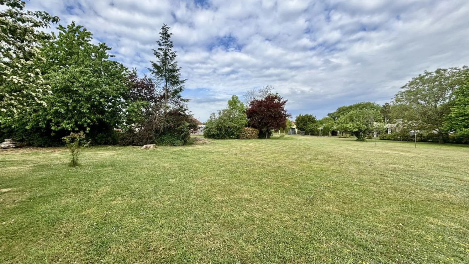 Terrain constructible de 1285m2 à Montamisé/ image 1