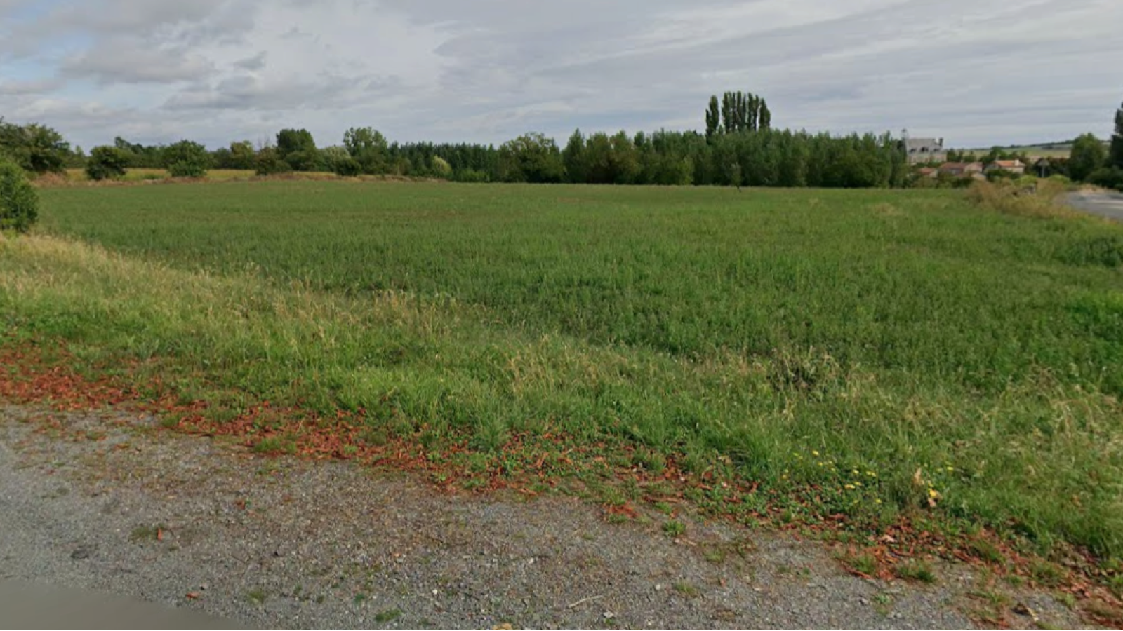 Terrain constructible de 1042m2 à Liniers/ image 1