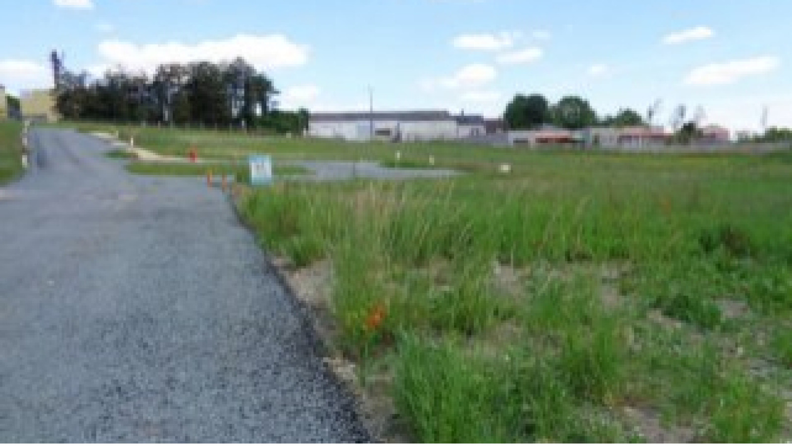 Terrain constructible de 1510m2 à Scorbé-Clairvaux/ image 1