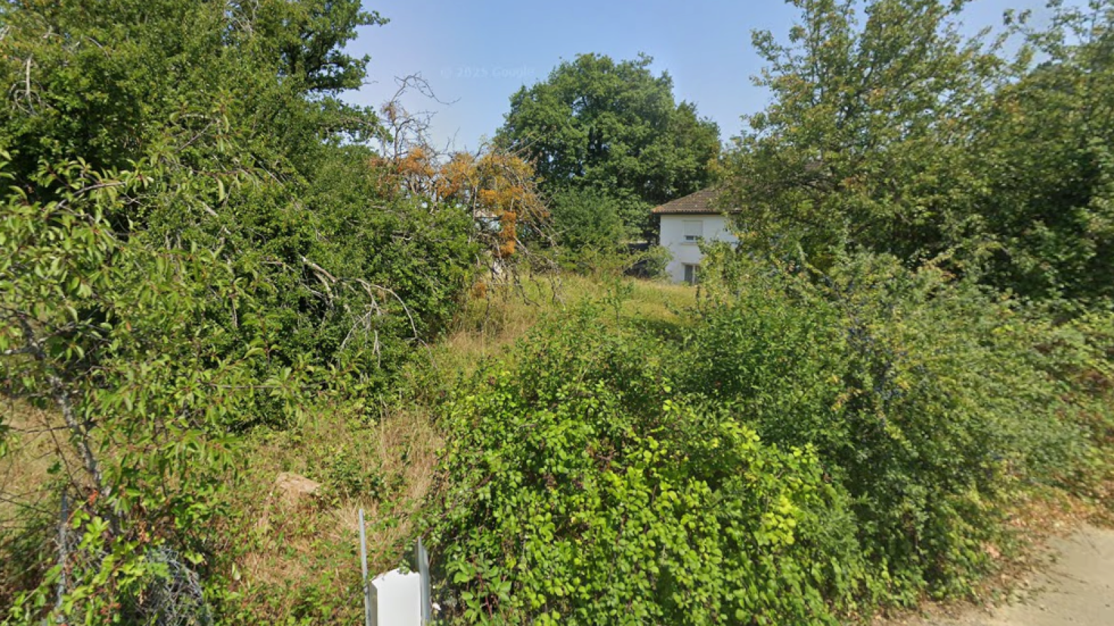Terrain constructible de 1920m2 à Lusignan/ image 1