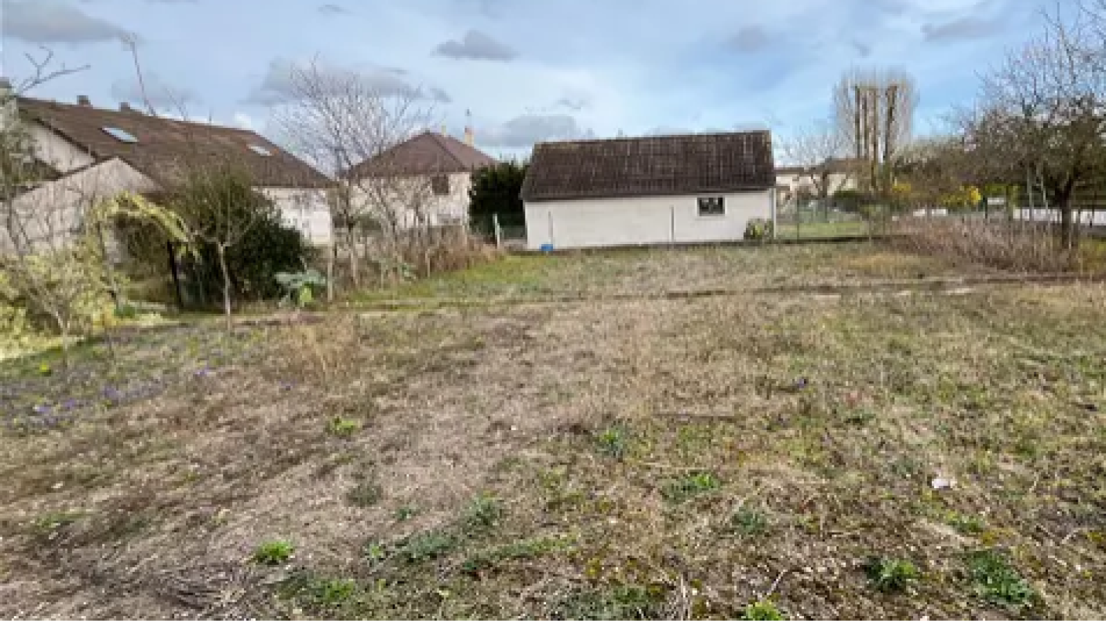 Terrain constructible de 400m2 à Villemandeur/ image 1
