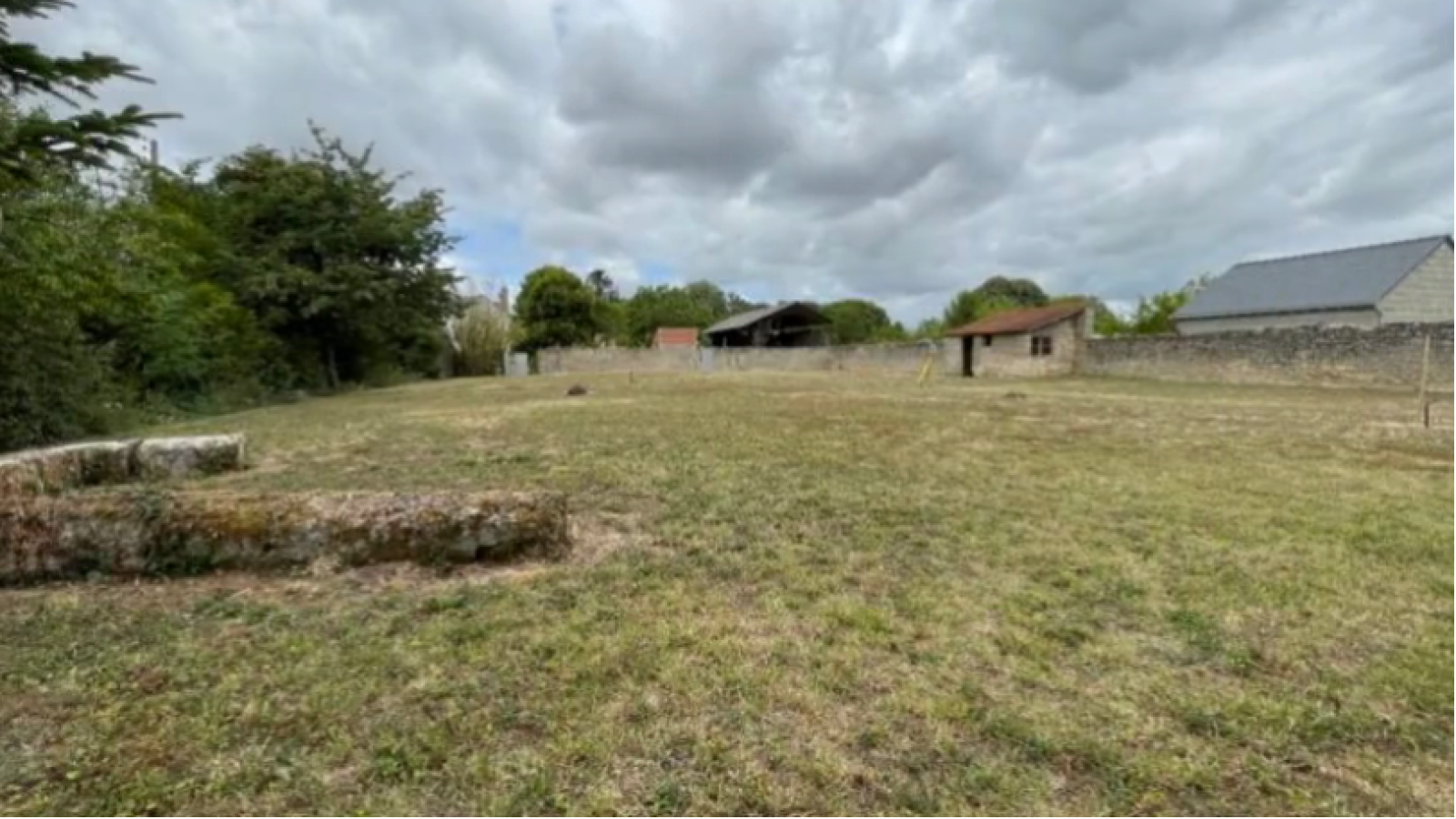 Terrain constructible de 937m2 à Doué-en-Anjou/ image 1